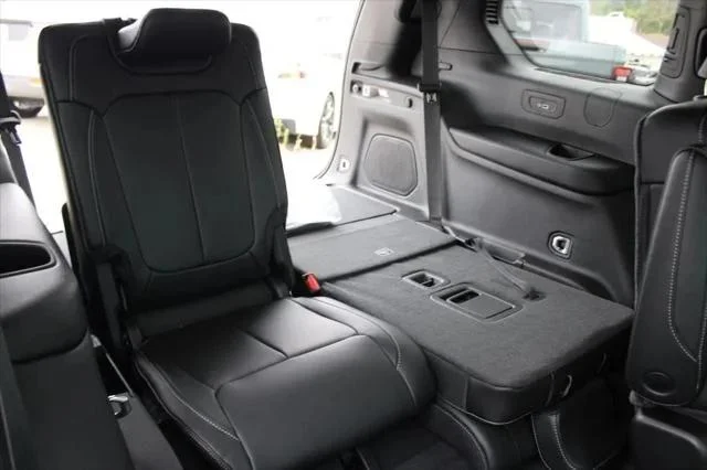 New 2026 Bright White Clear-Coat Exterior Paint Jeep Limited image 12