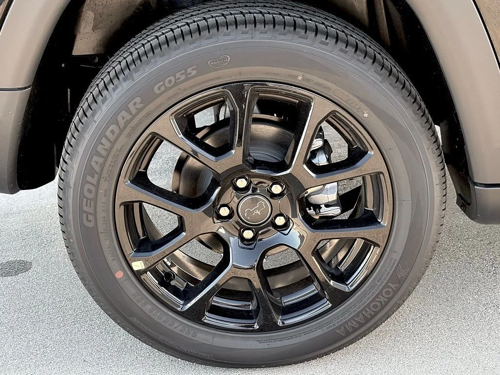 New 2026 Diamond Black Crystal Pearl Coat Jeep Latitude Altitude image 26