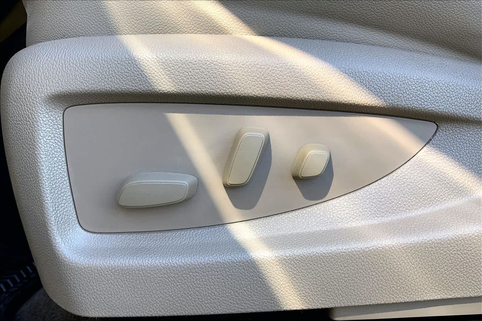 Used 2015 White Diamond Tricoat GMC SLT image 33