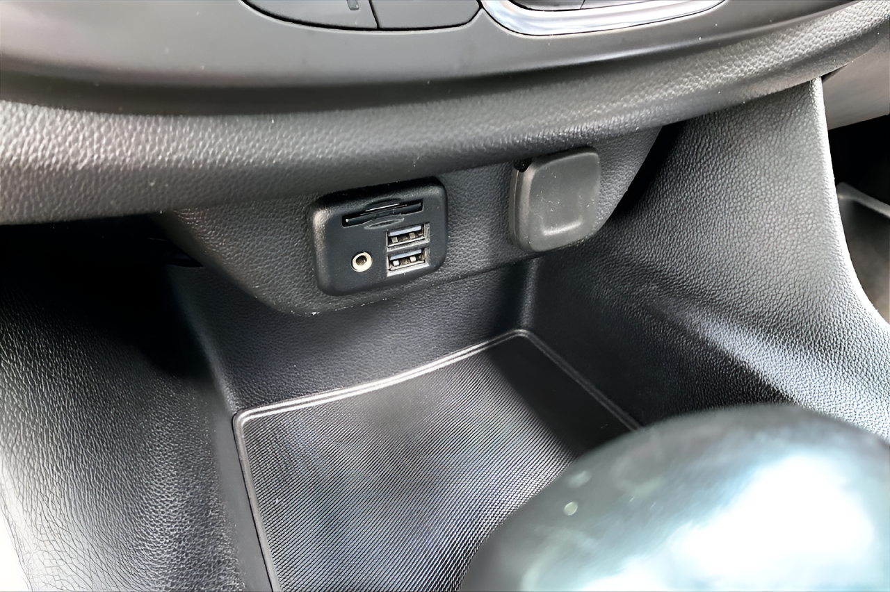 Used 2021  Chevrolet RS image 26