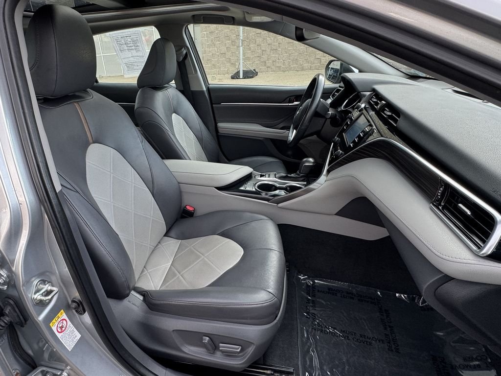 Used 2018 Silver Toyota XLE image 38