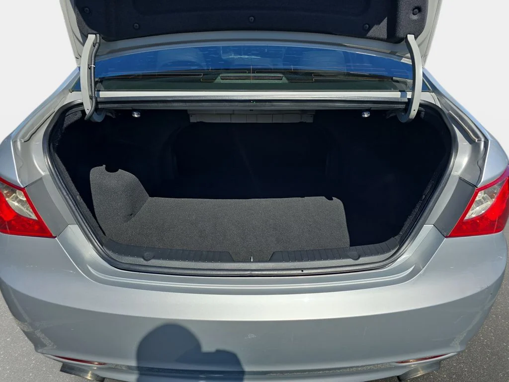 Used 2011 Silver Hyundai SE image 13