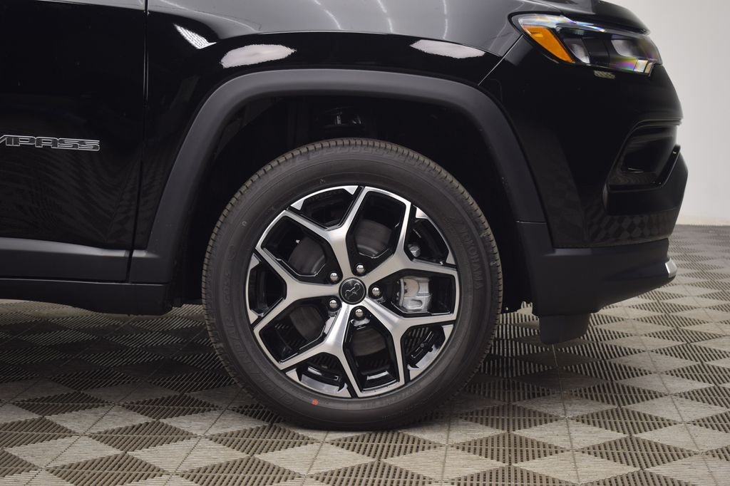 New 2026 Diamond Black Crystal Pearl-Coat Exterior Paint Jeep Limited image 7