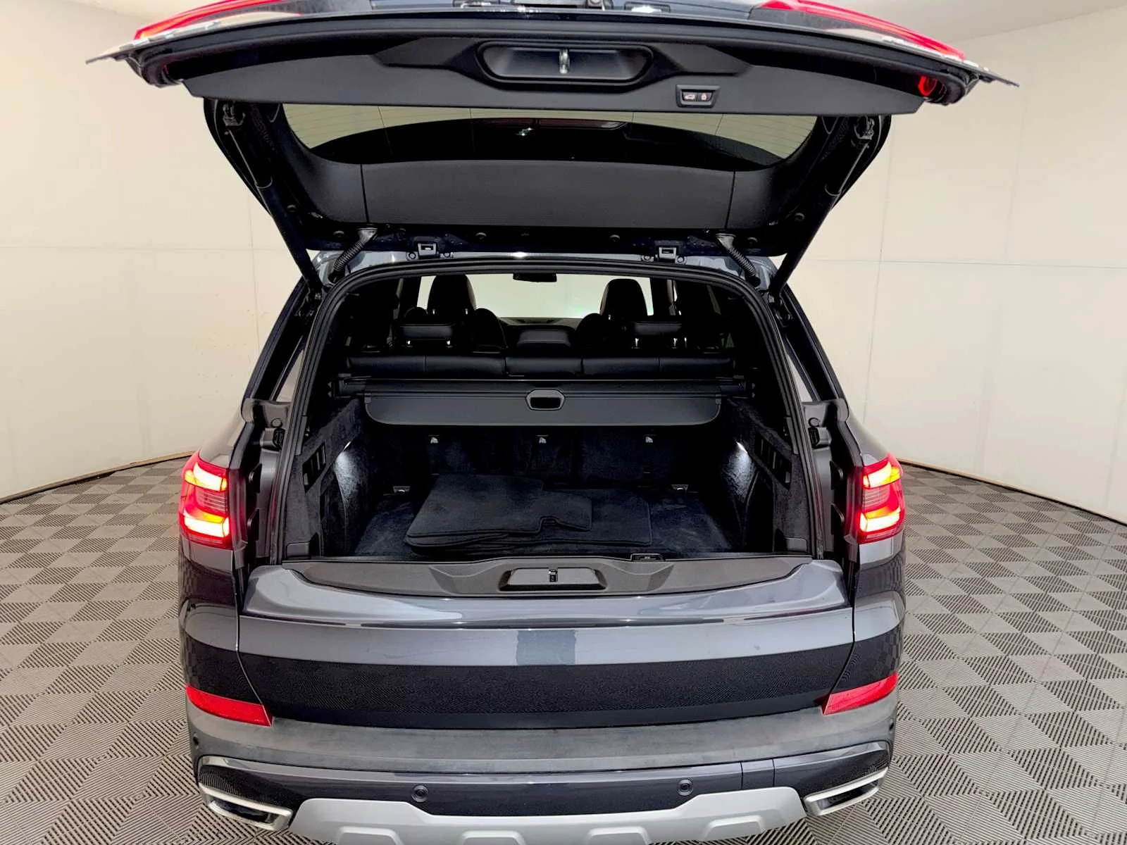 Used 2019 Arctic Grey Metallic BMW xDrive40i image 22