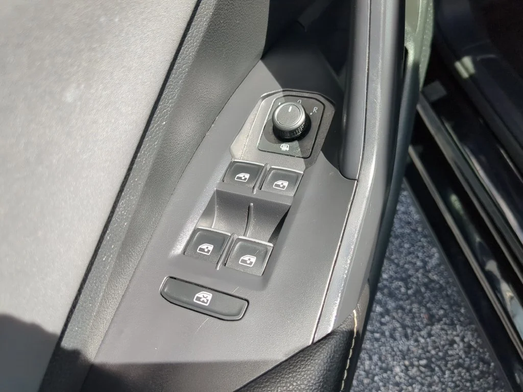 Used 2025  Volkswagen 1.5T SE image 18