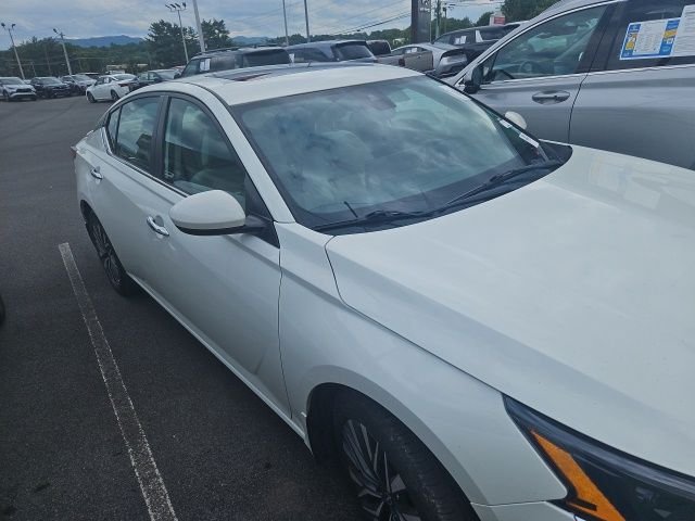 Used 2023 White Nissan 2.5 SV image 2