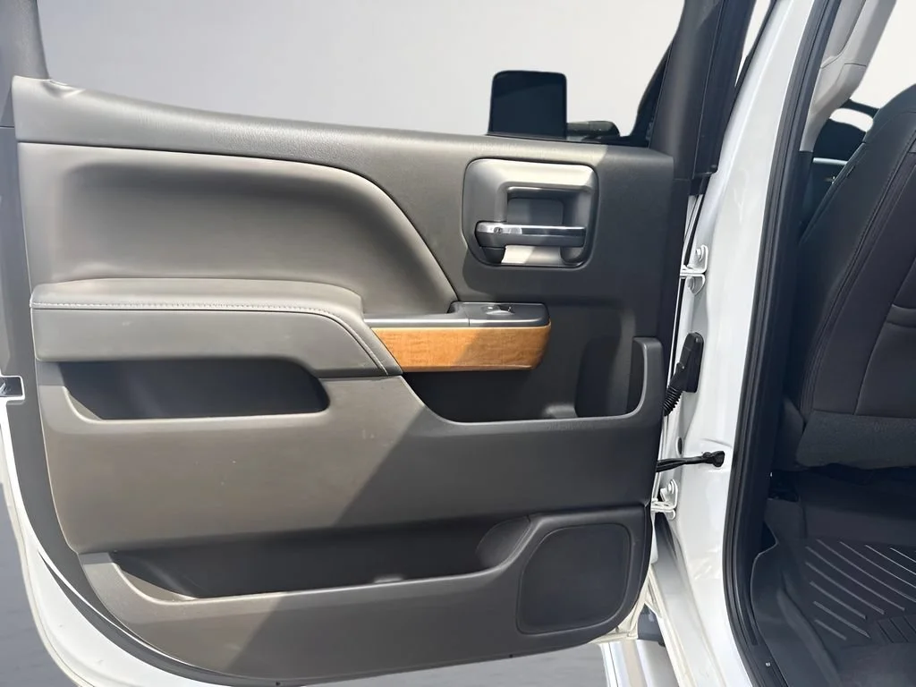 Used 2018 SUMMIT WHITE Chevrolet LTZ image 27