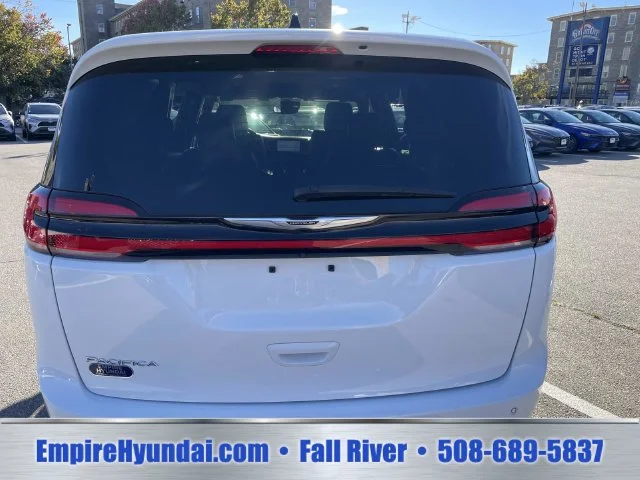Used 2025 White Chrysler Select image 4