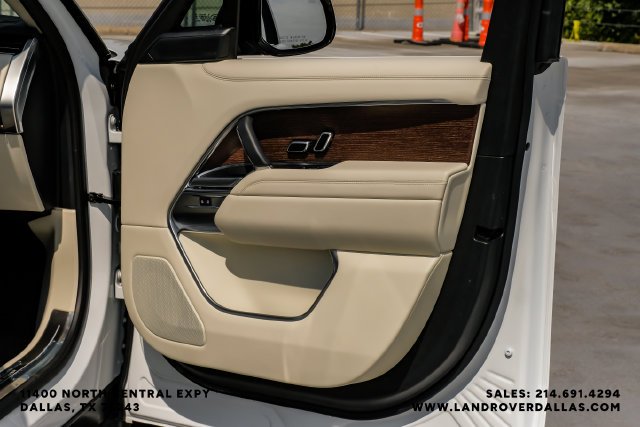 Used 2024  Land Rover SE image 47