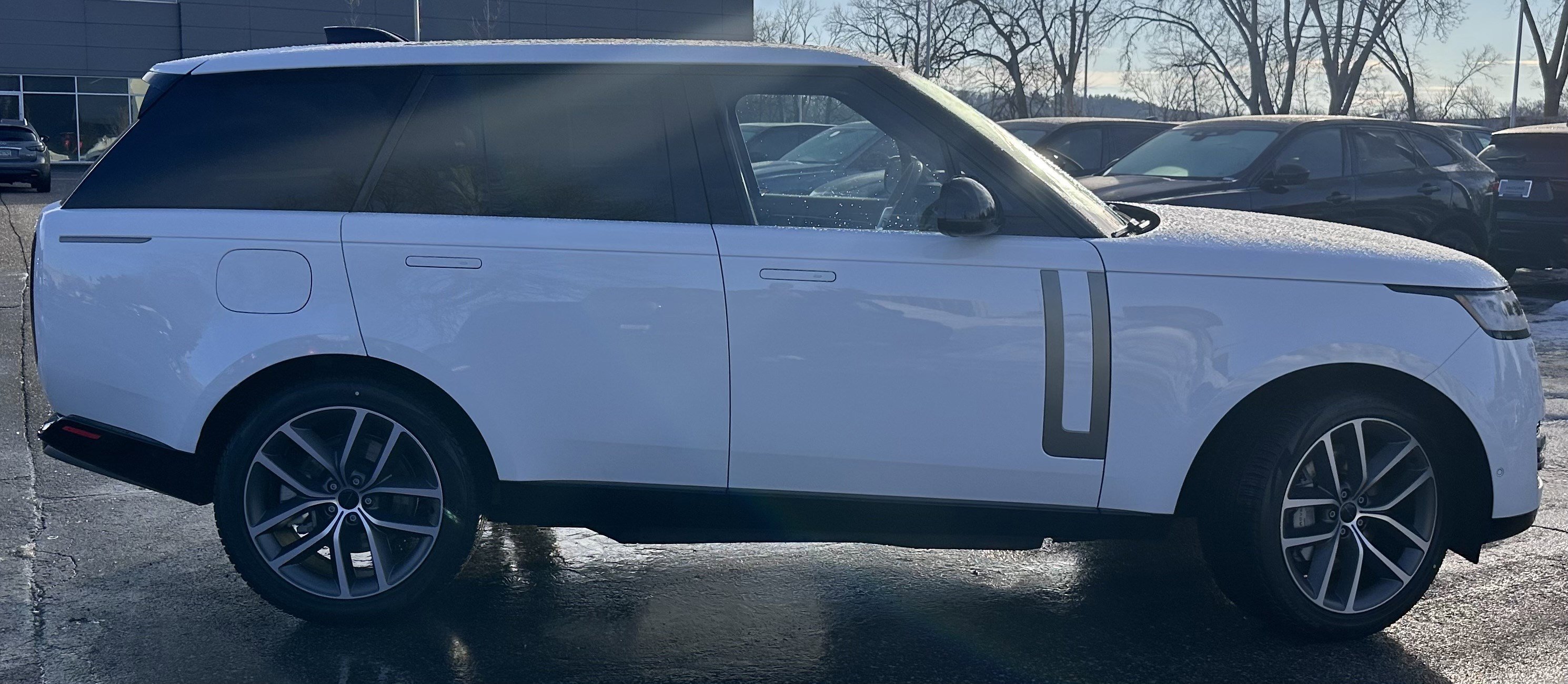 New 2026 Fuji White LAND ROVER SE PHEV image 4