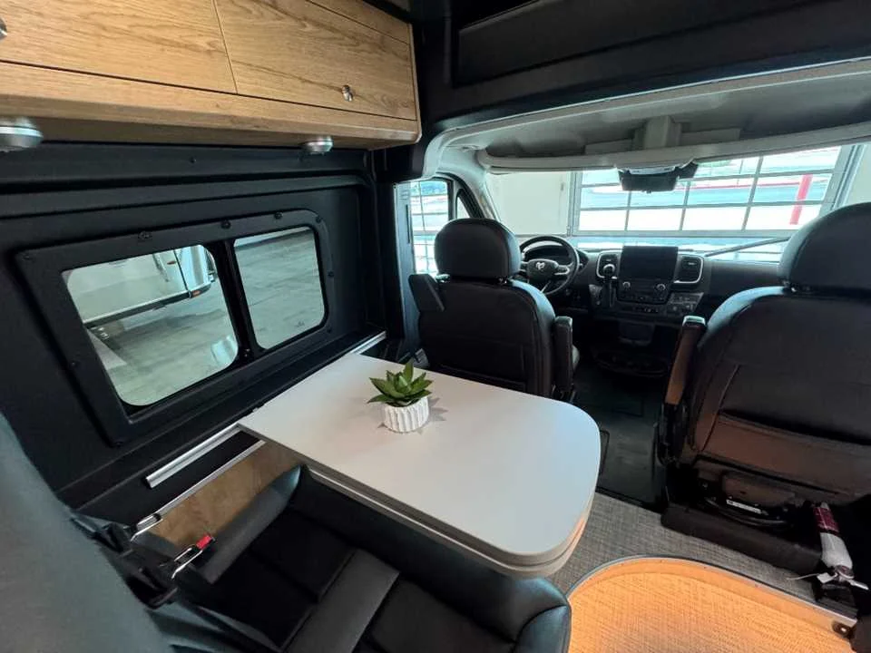 New 2027 BRIGHT SILVER METALLIC AIRSTREAM  image 28