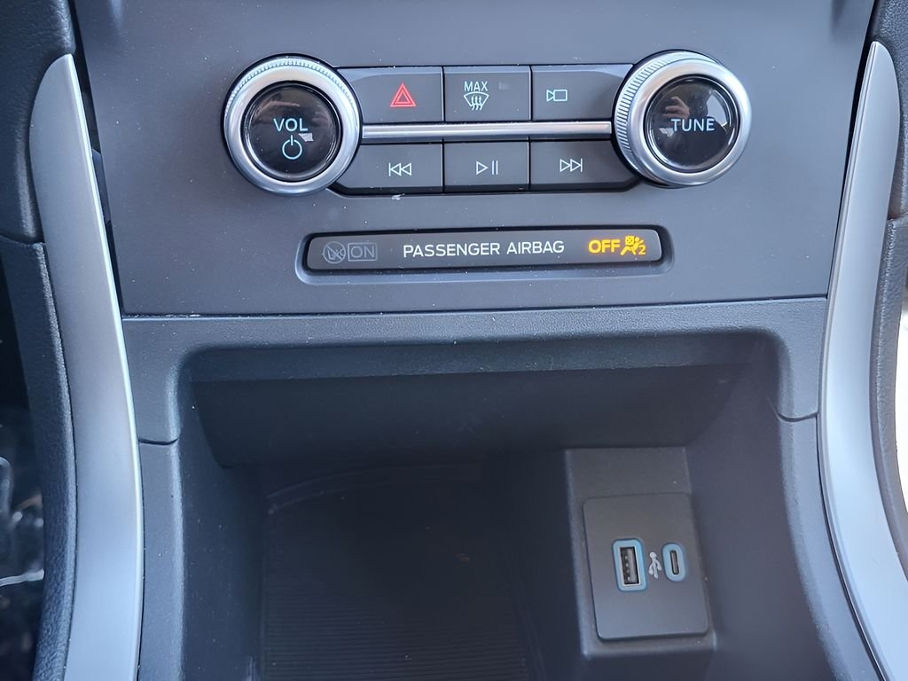 Used 2022 Oxford White Ford SE image 15