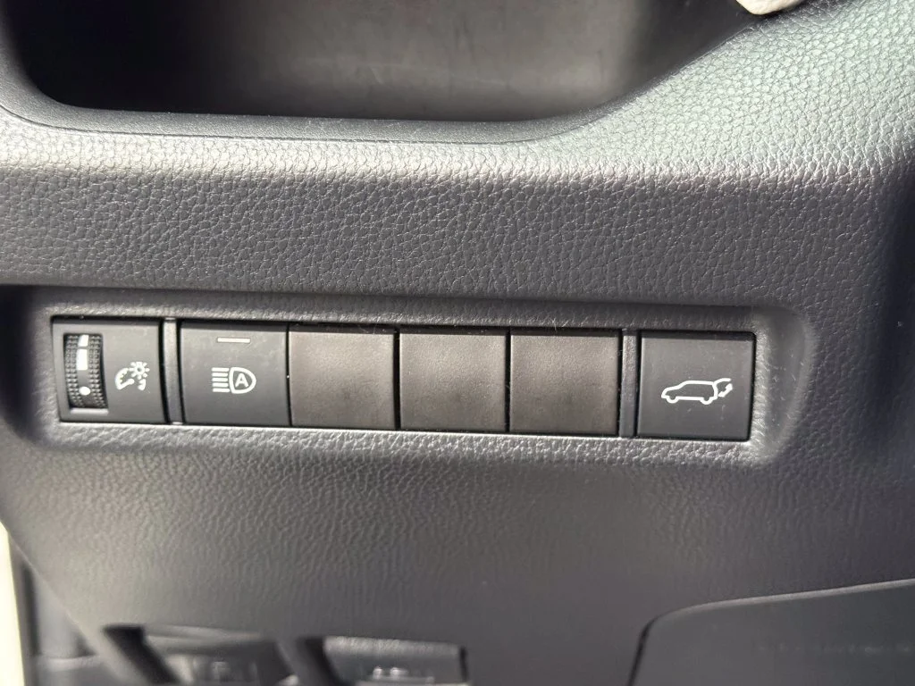 Used 2020 White Toyota XLE image 20