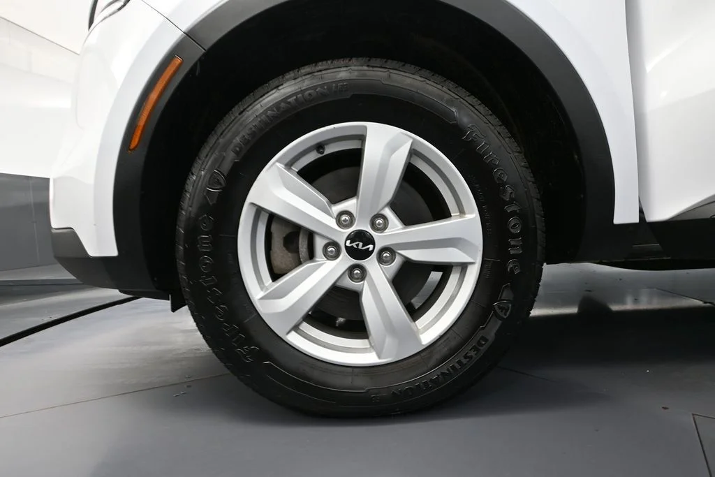 2023 Kia Sorento LX - Photo 15