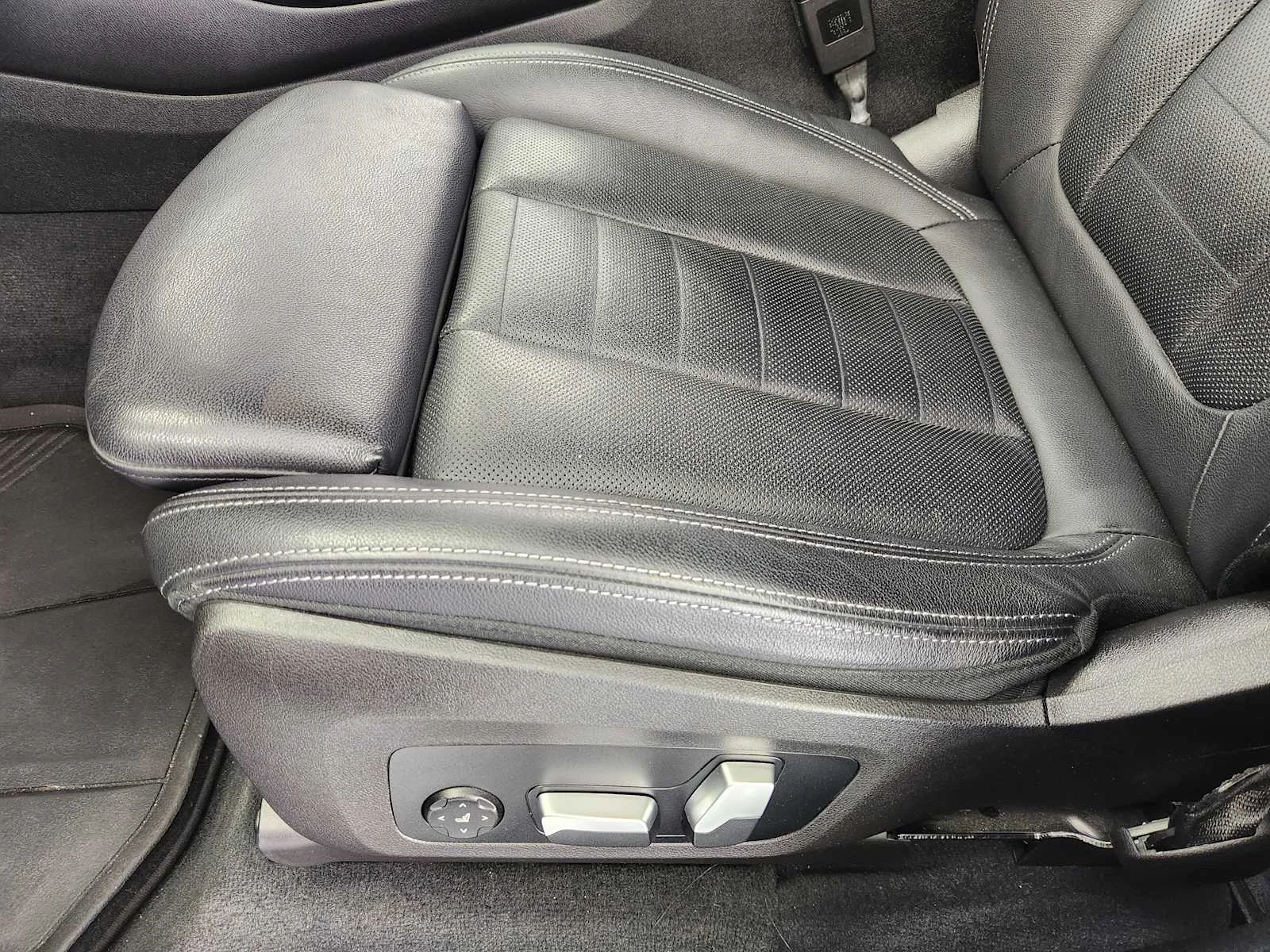 Used 2022 Black Sapphire Metallic BMW sDrive30i image 17