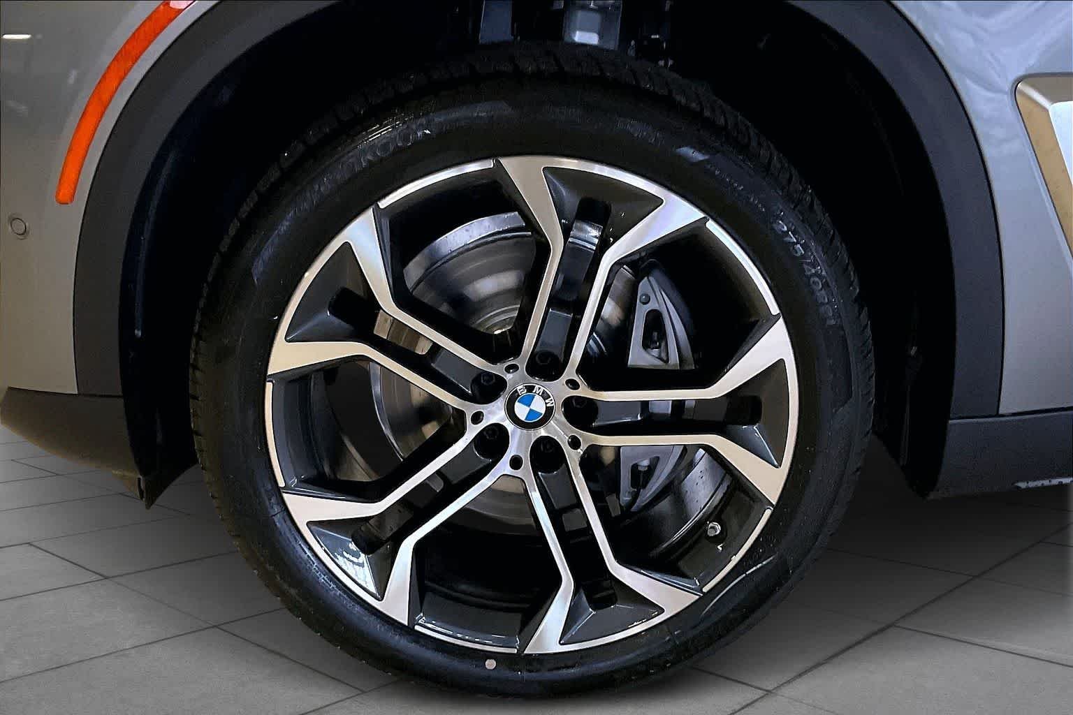 Used 2026 Skyscraper Grey Metallic BMW xDrive40i image 11