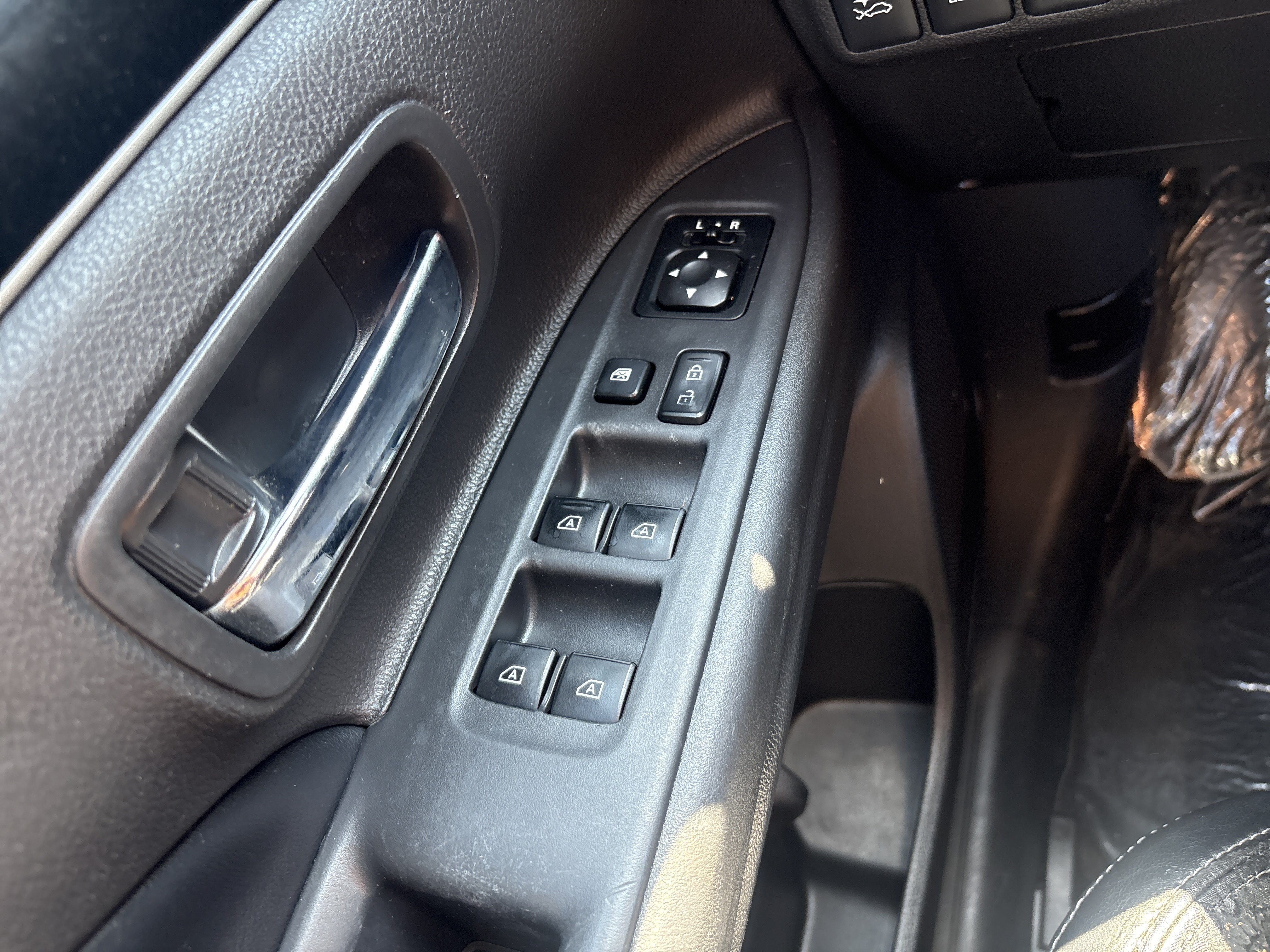Used 2020 Cosmic Blue Metallic Mitsubishi SE image 18