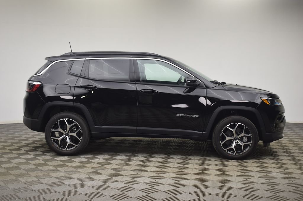New 2026 Diamond Black Crystal Pearl-Coat Exterior Paint Jeep Limited image 4