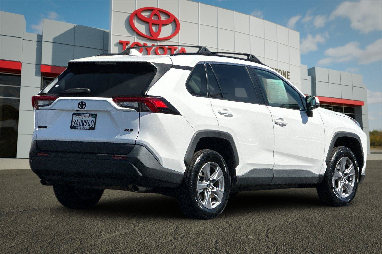 Used 2022 White Toyota XLE image 3