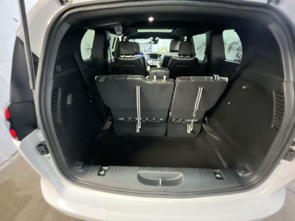 Used 2025 White Chrysler Limited image 25