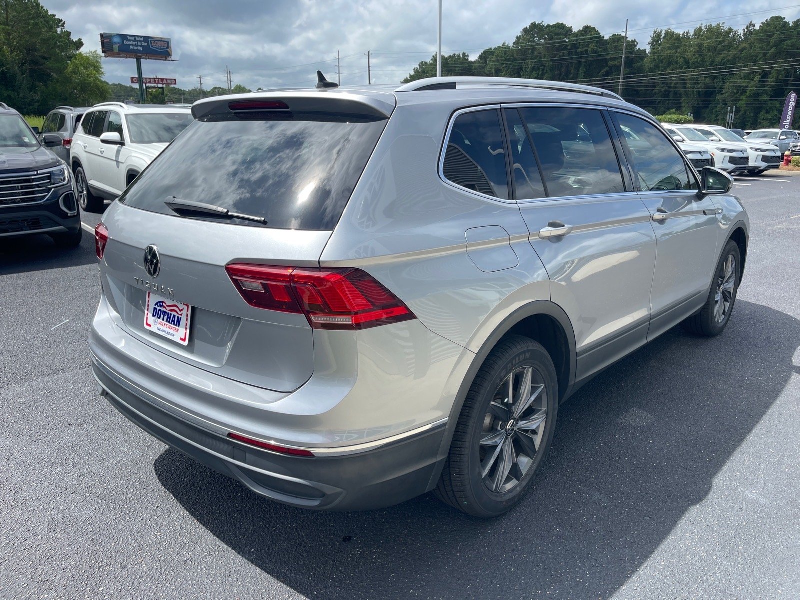 Used 2023 Pyrite Silver Metallic K2k2 Volkswagen SE image 15