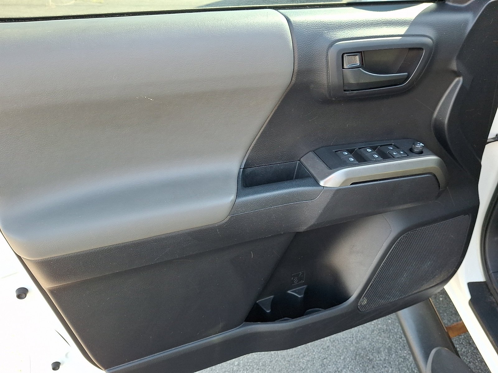 Used 2020 White Toyota SR5 V6 image 12