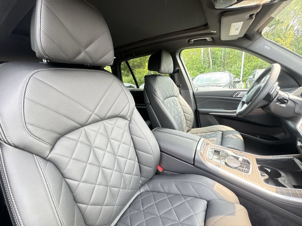 Used 2024 White BMW xDrive40i image 27