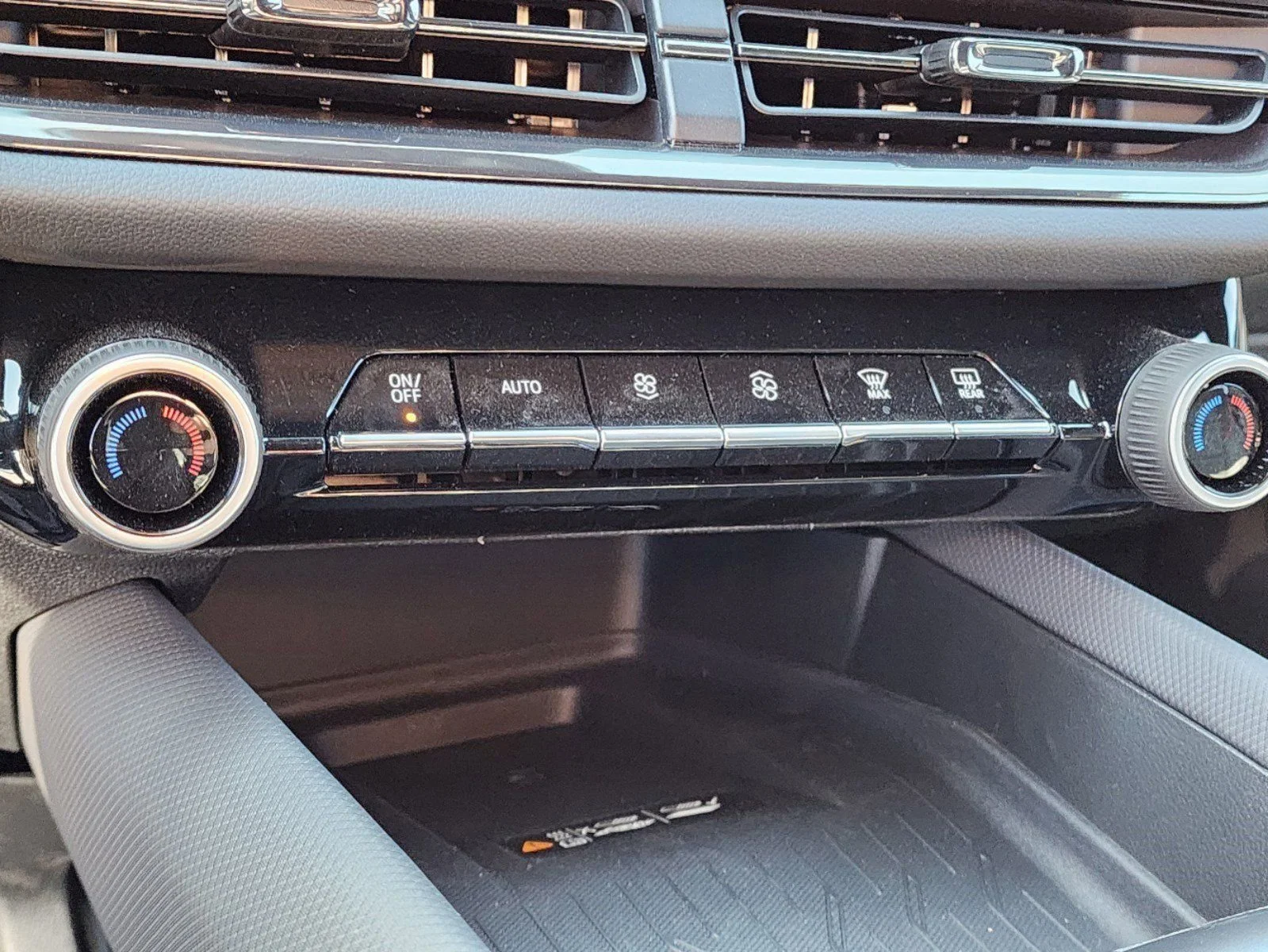 2025 Chevrolet Equinox EV RS - Photo 17