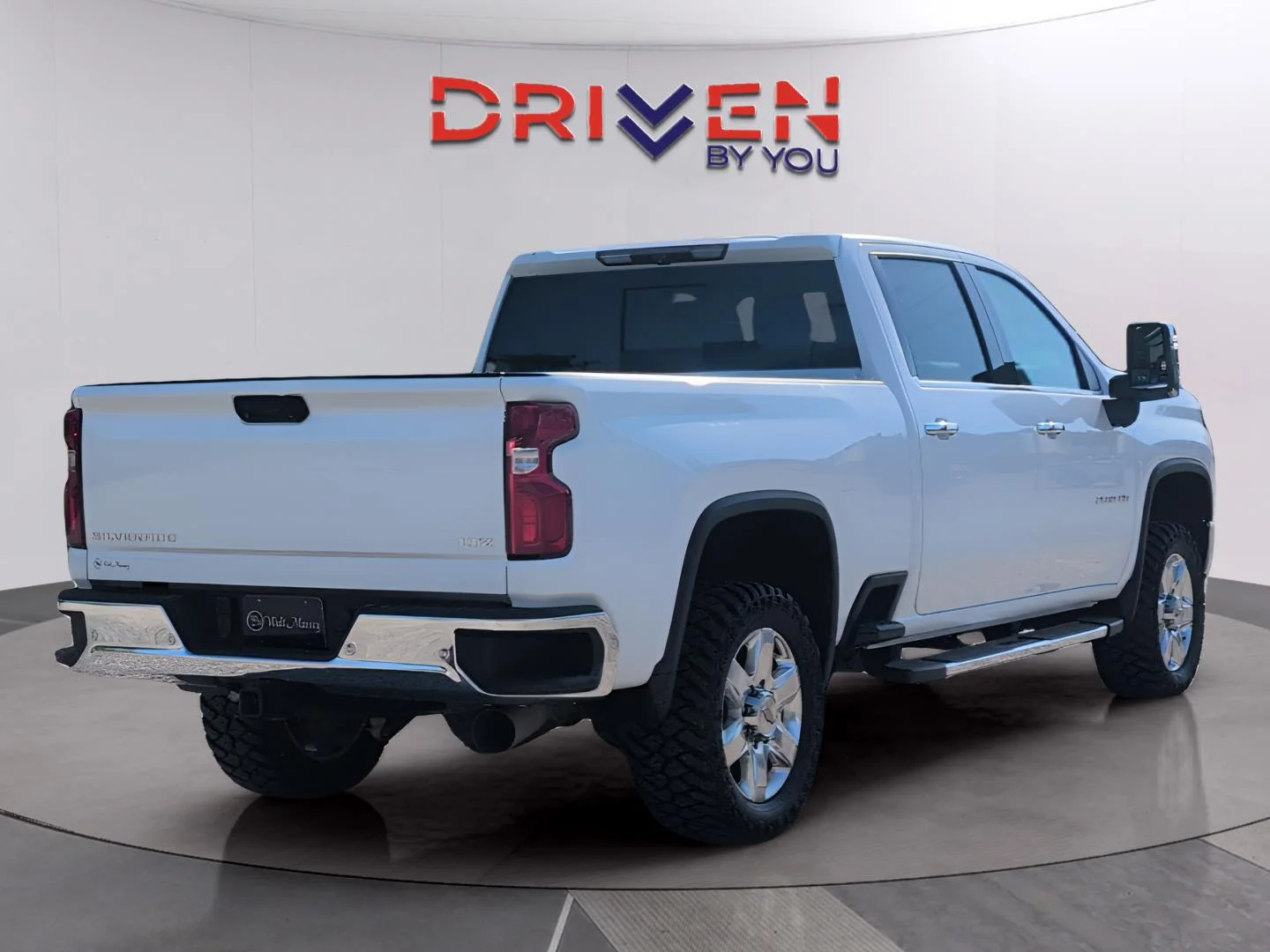 Used 2022 Summit White Chevrolet LTZ image 5
