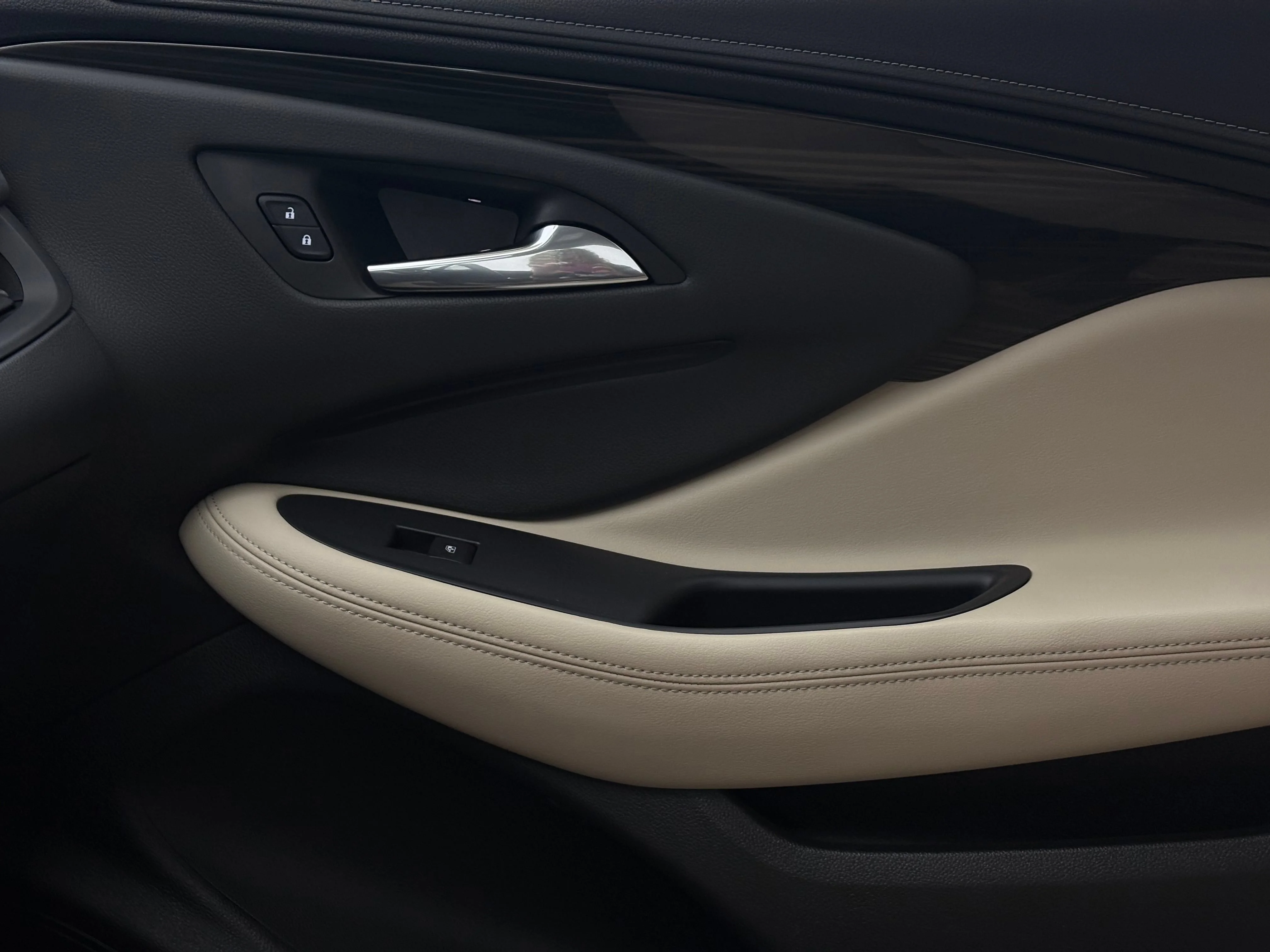 Used 2020 SUMMIT WHITE Buick Premium II image 39