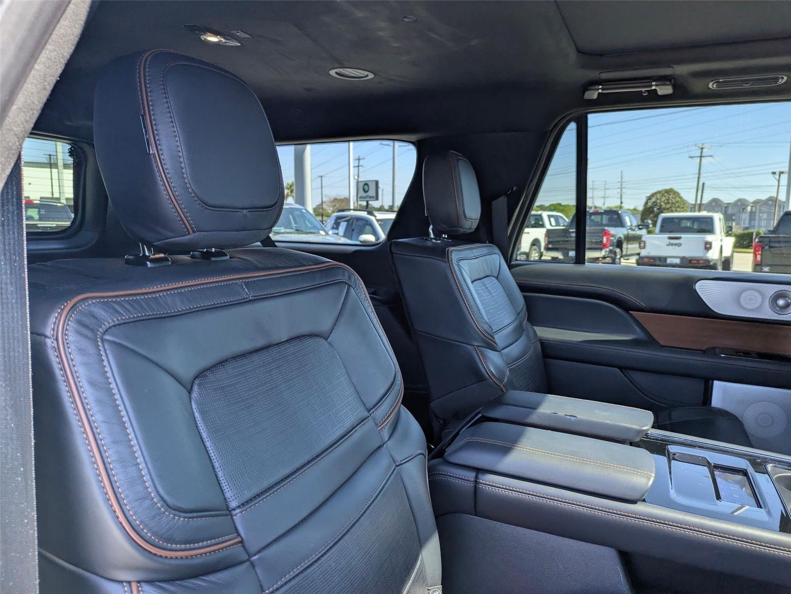Used 2024 Silver Radiance Metallic Clearcoat Lincoln Black Label image 28