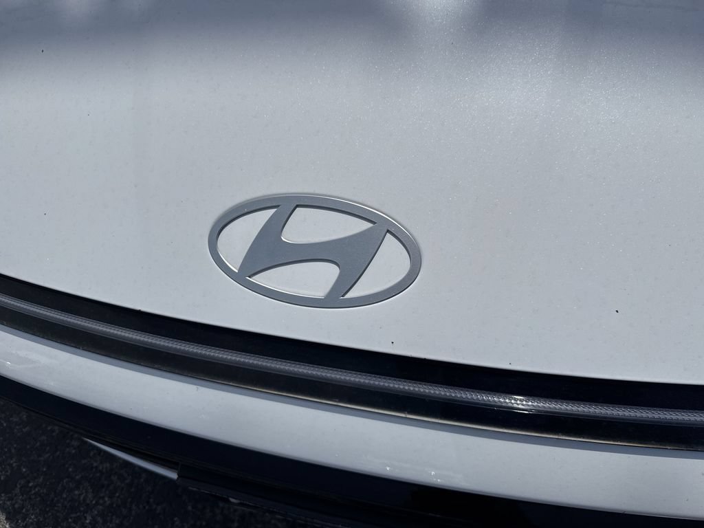 Used 2025 White Hyundai SEL image 35