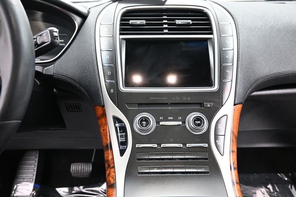 Used 2019 White Platinum Clearcoat Metallic Lincoln Reserve image 15