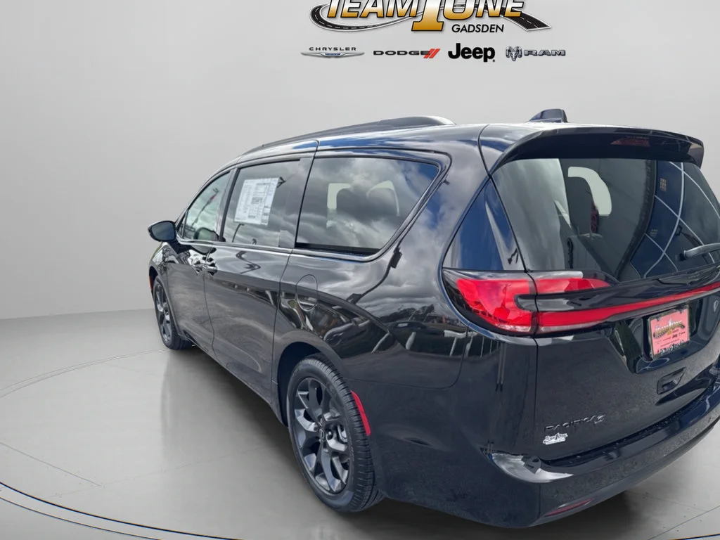 New 2026 Diamond Black Crystal Pearl-Coat Exterior Paint Chrysler Select image 7