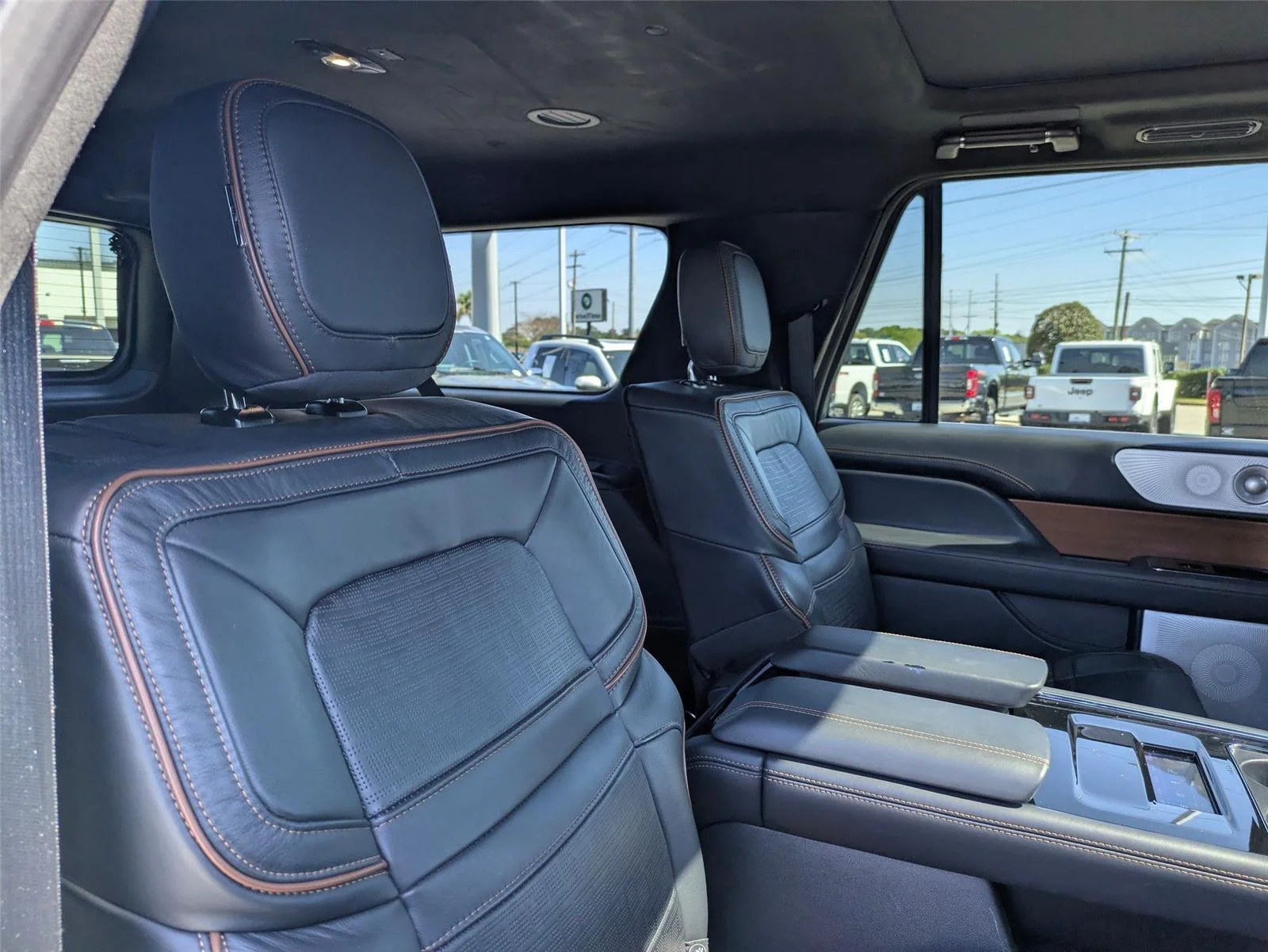 Used 2024 Silver Radiance Metallic Clearcoat Lincoln Black Label image 28