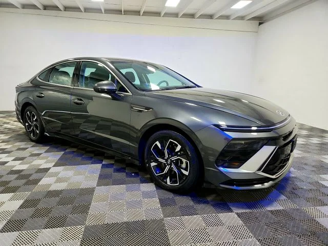 Used 2025 Gray Hyundai SEL image 25