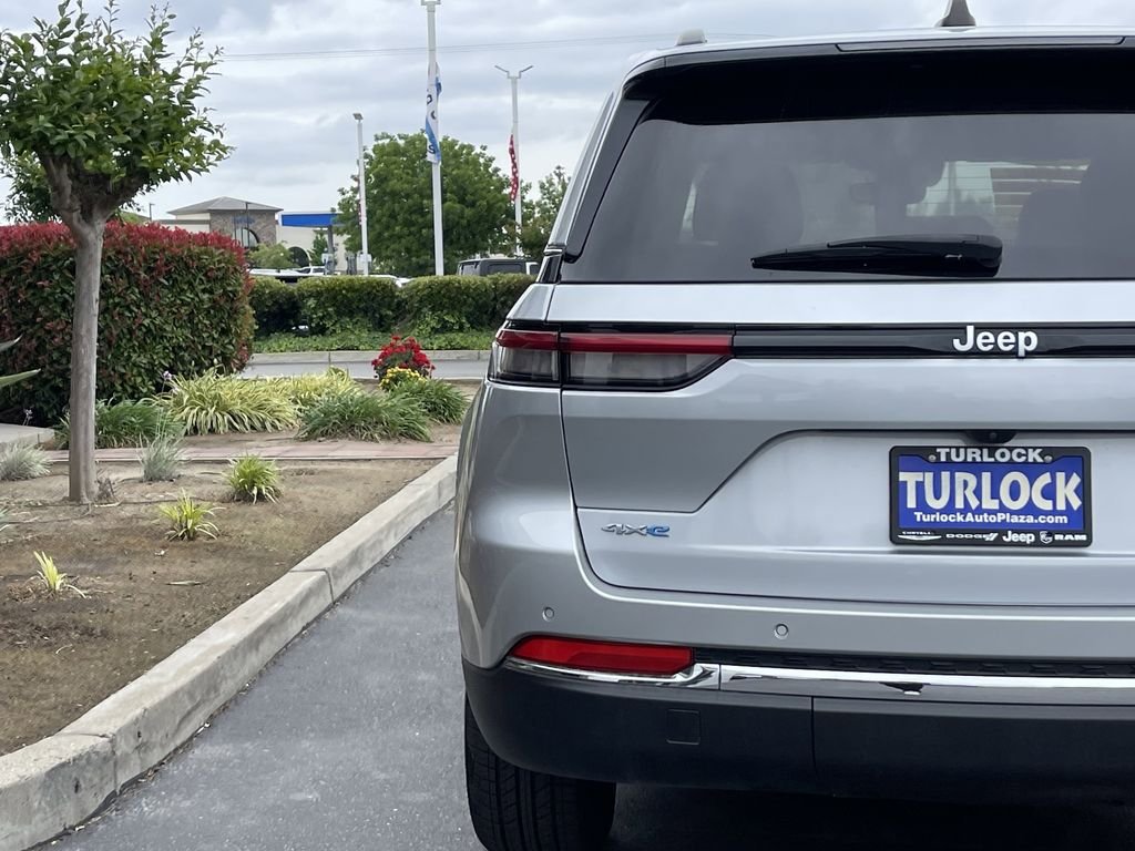 Used 2024 Silver Jeep 4xe image 10