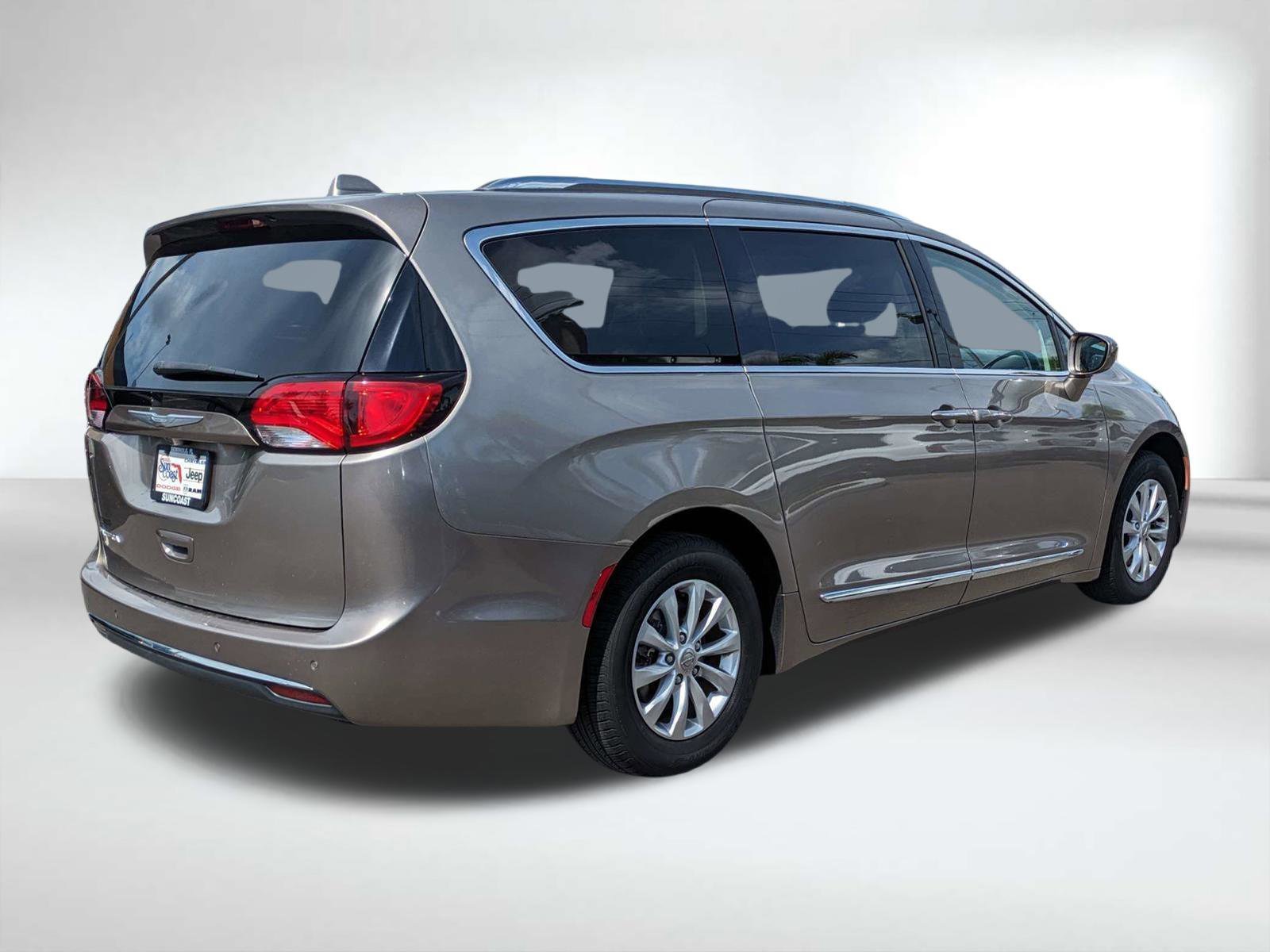 Used 2018 Silver Chrysler Touring L image 5