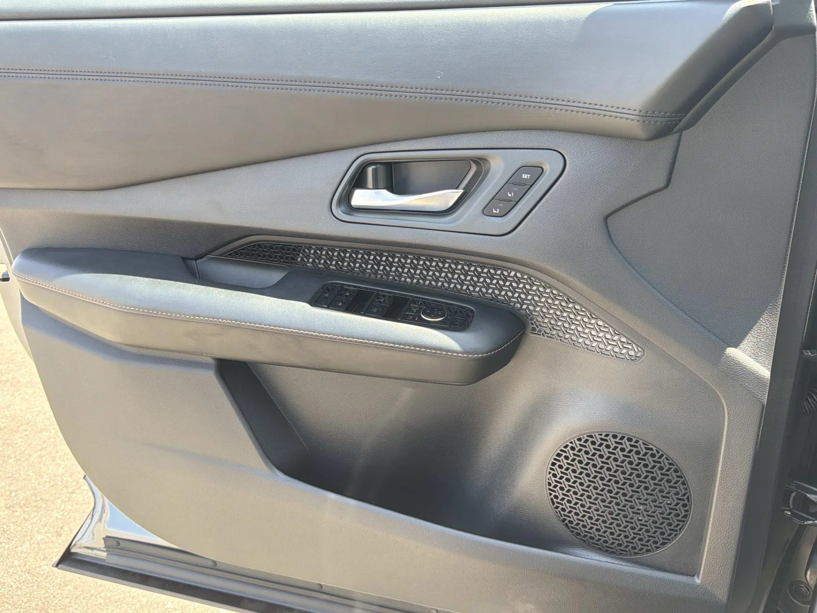 Used 2025 GUN METALLIC Nissan ENGAGE FWD image 17