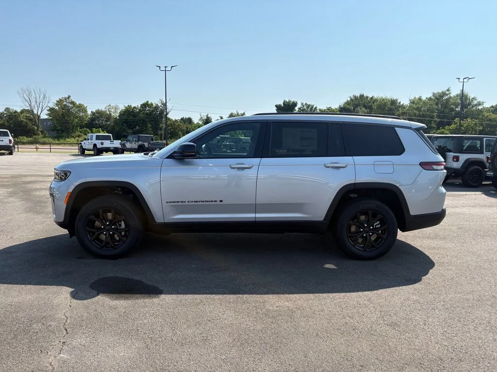 New 2026 Silver Zynith Exterior Paint Jeep Altitude image 4