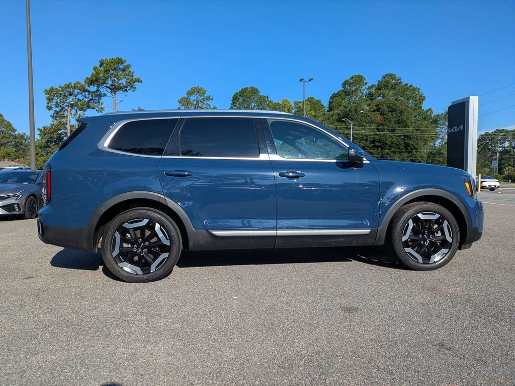 Used 2023 Black Kia EX image 3