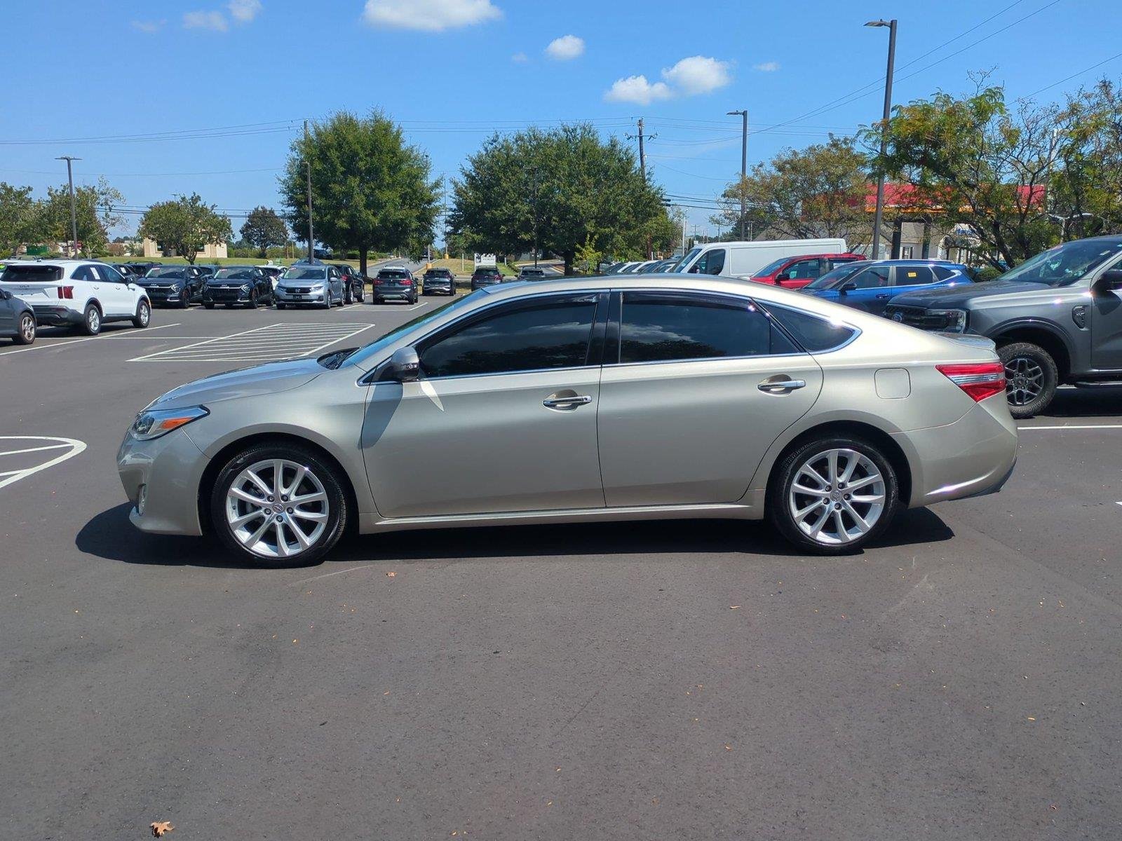 Used 2013  Toyota XLE Touring image 2