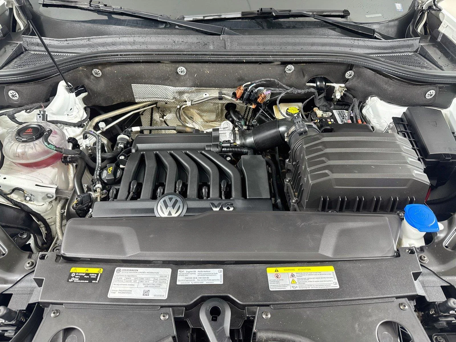 Used 2023 Pure White Volkswagen 3.6L V6 SE w/Technology image 28