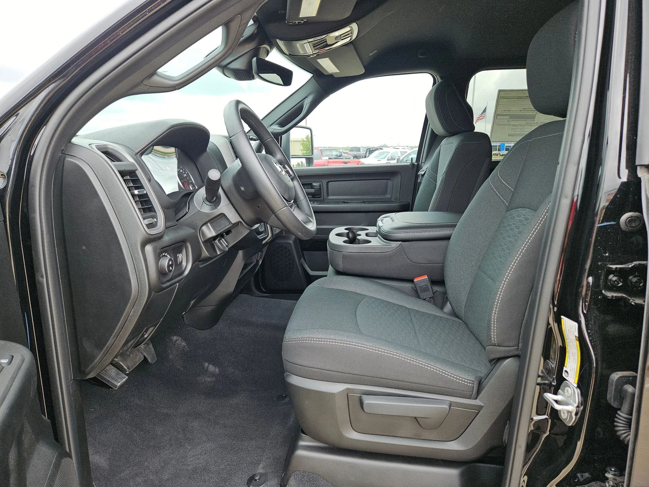 New 2026 Diamond Black Crystal Pearl-Coat Exterior Paint RAM Tradesman image 9