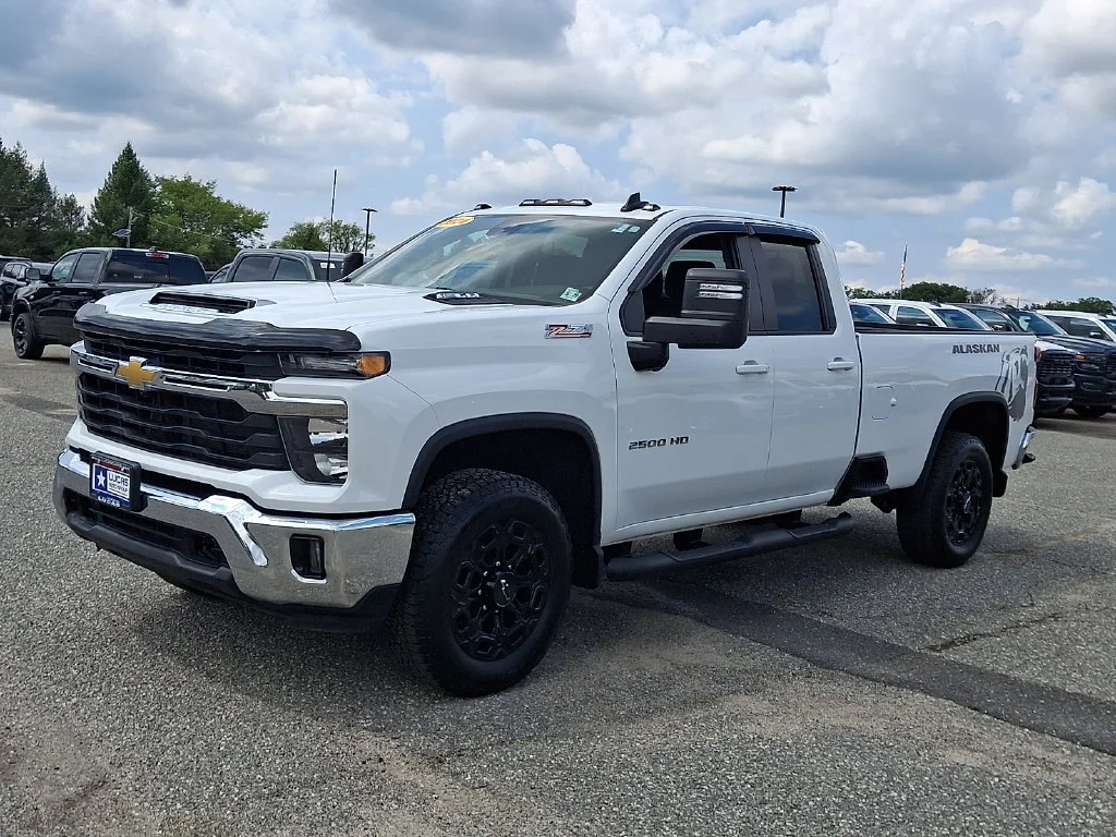 Used 2024 Summit White Chevrolet LT image 6