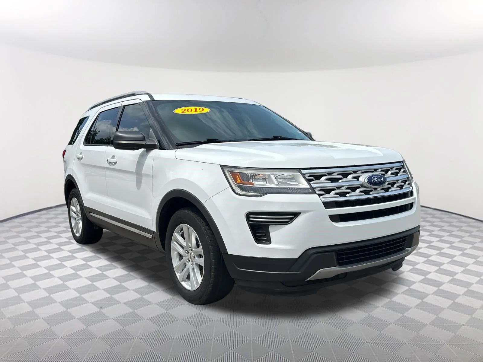 Used 2019 Oxford White Ford XLT image 3