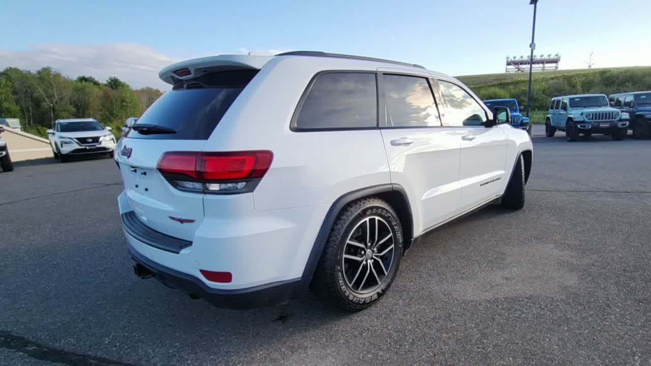 Used 2018 Bright White Clearcoat Jeep Trailhawk image 9