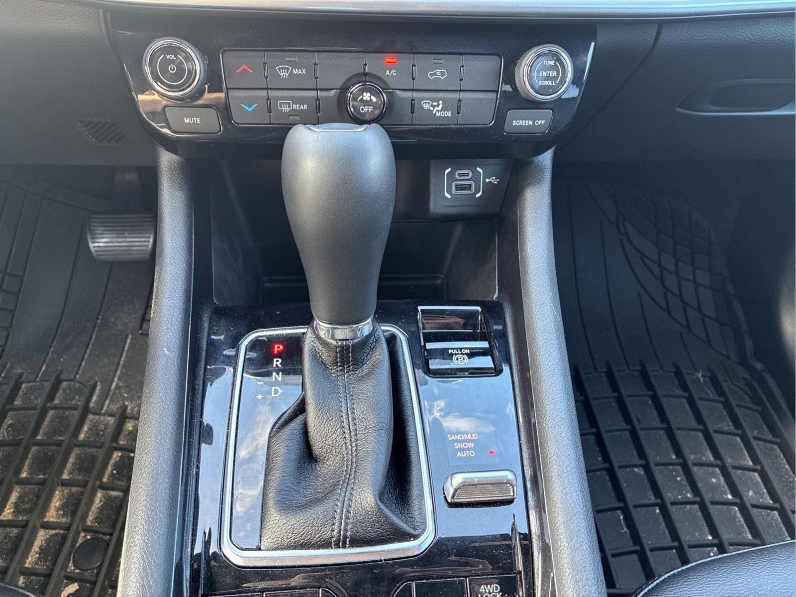 Used 2025 Silver Jeep Latitude image 26