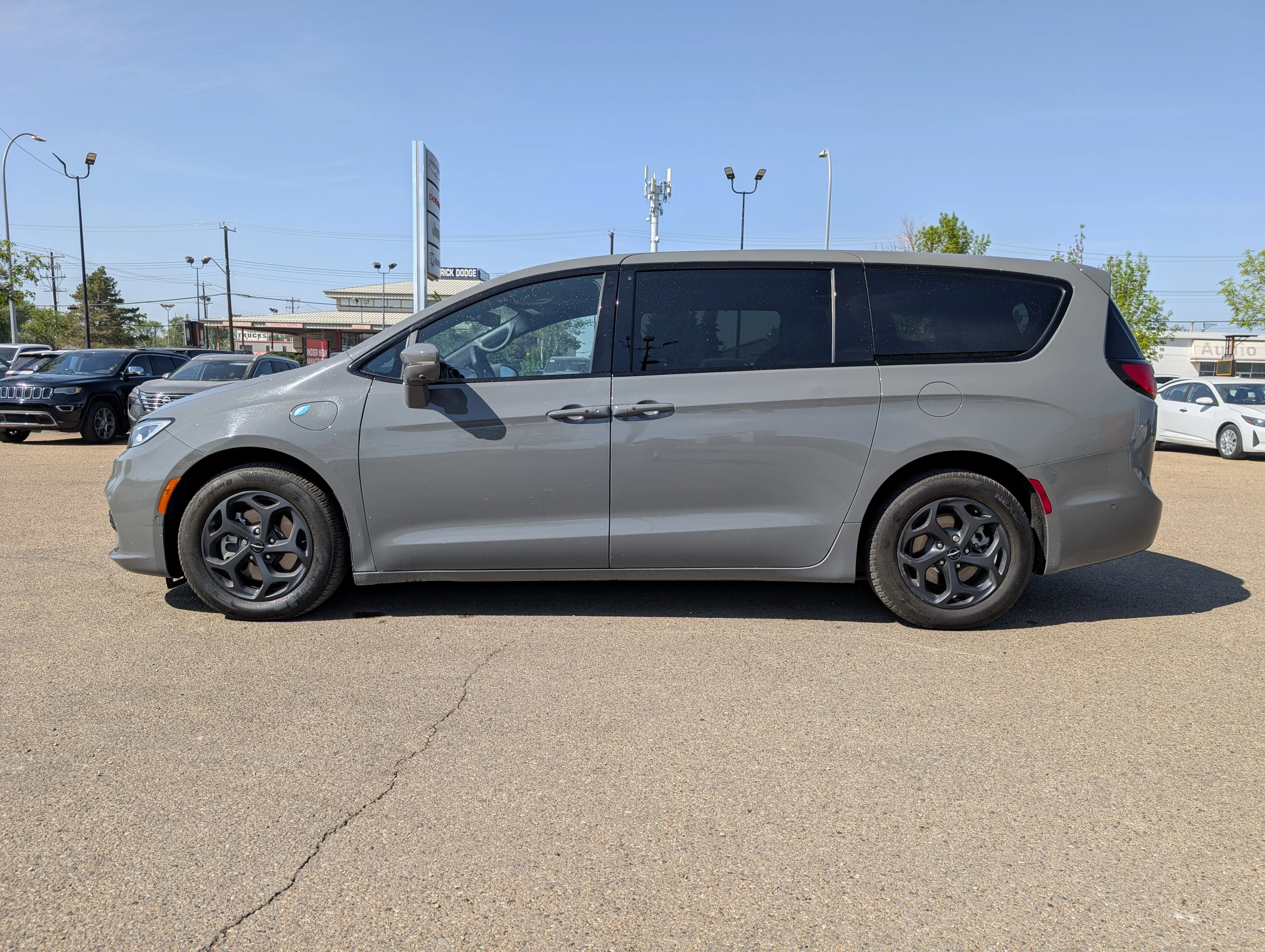 Used 2022 Ceramic Grey Chrysler Limited image 3