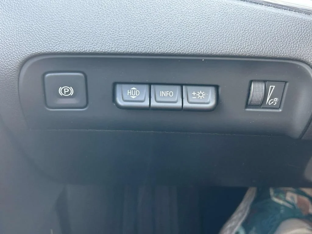 Used 2023 White Frost Tricoat Buick Premium image 27